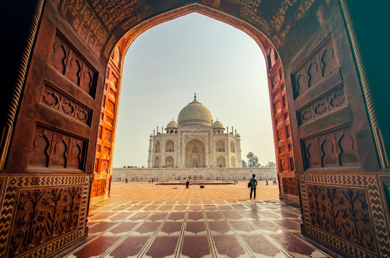 India: people near TAj Mahal