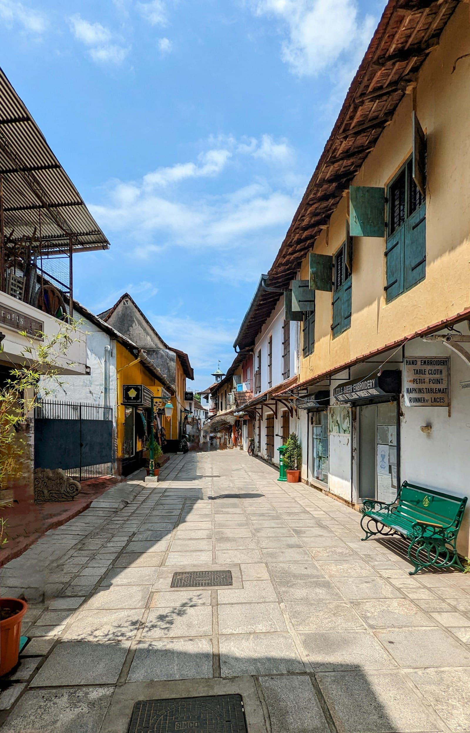 Kochi (India): a street with buildings on both sides