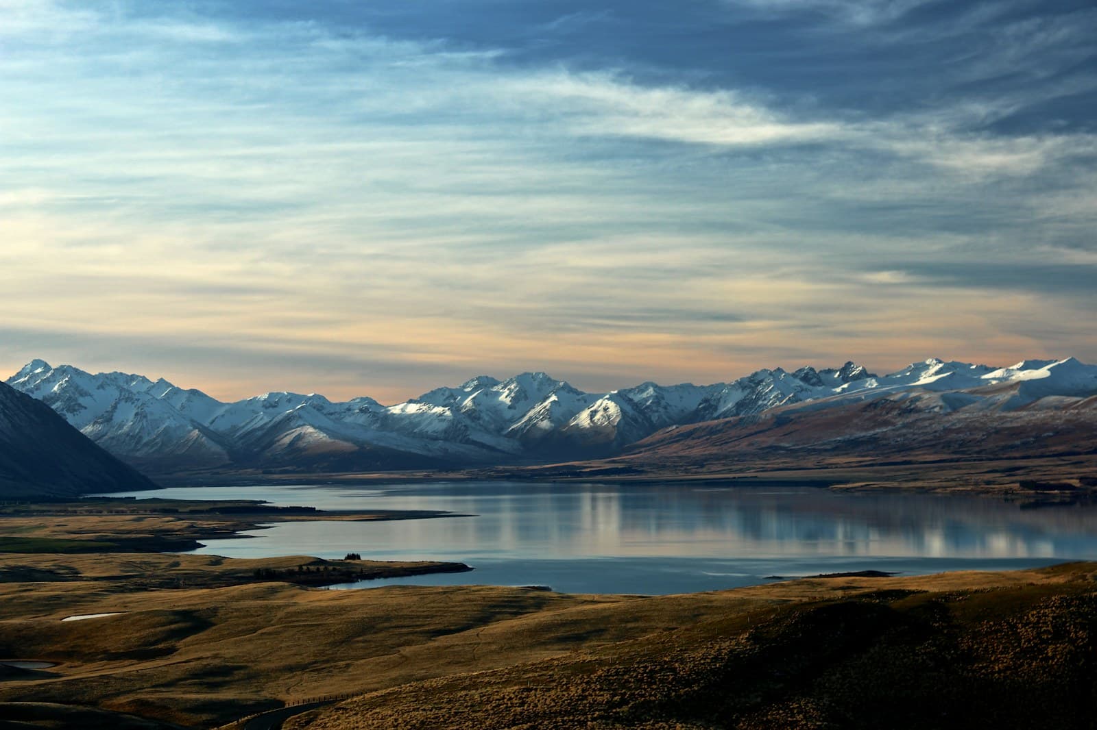 New Zealand: landscape photography of lake and mountain
